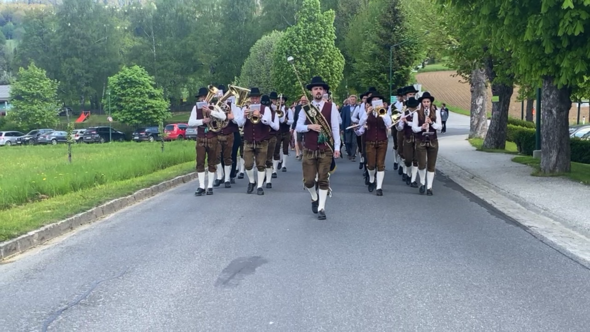 Musikkapelle Miesenbach marschierend Der Musikverein Miesenbach marschiert